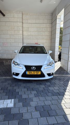 לקסוס IS