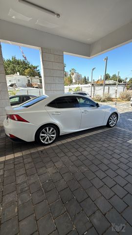 לקסוס IS