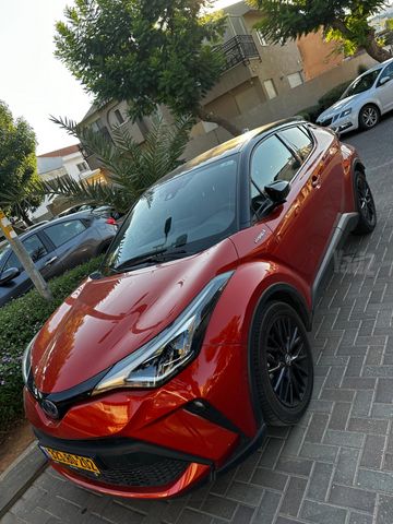 מודעת רכב טויוטה C-HR
