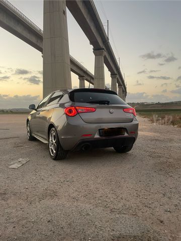 מודעת רכב אלפא רומיאו ג'ולייטה