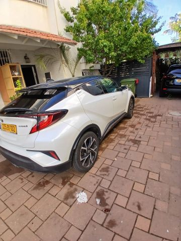 מודעת רכב טויוטה C-HR
