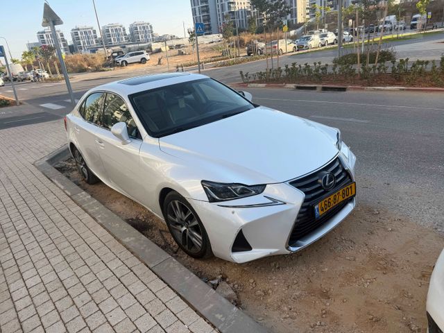 מודעת רכב לקסוס IS
