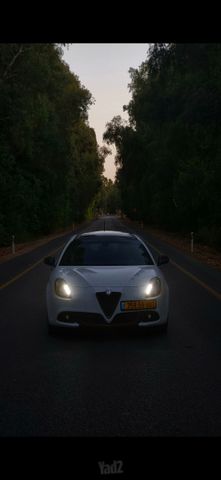 מודעת רכב אלפא רומיאו ג'ולייטה
