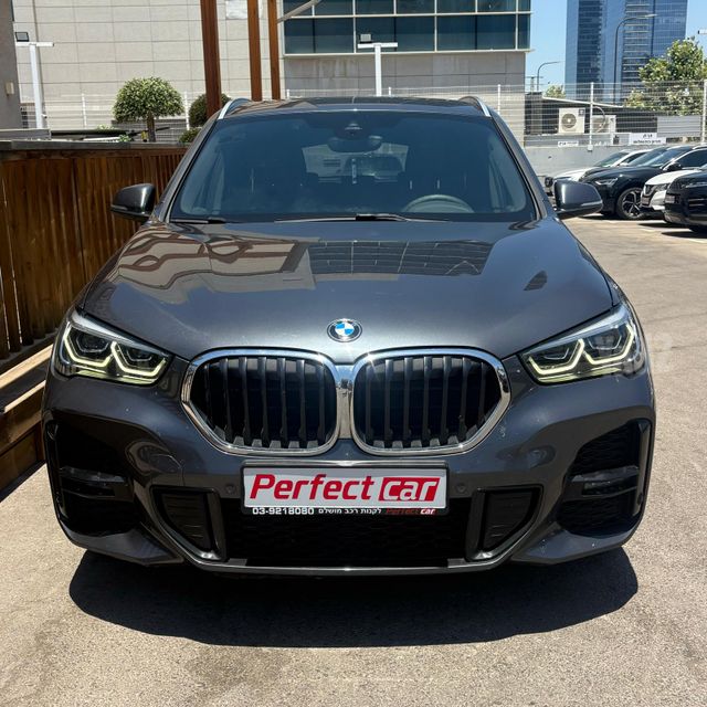 ב מ וו X1