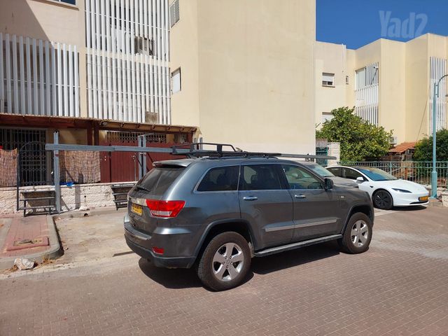 מודעת רכב ג'יפ גרנד צ'ירוקי