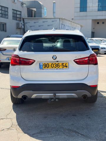 ב מ וו X1
