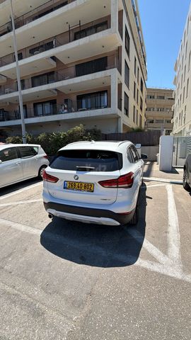 ב מ וו X1