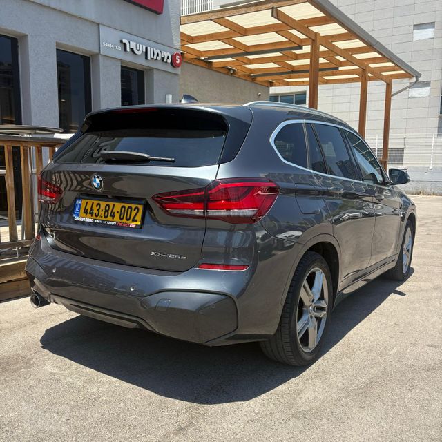 ב מ וו X1