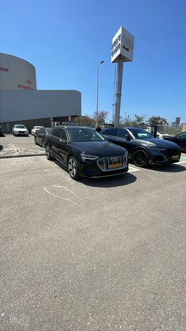 מודעת רכב אאודי E-tron