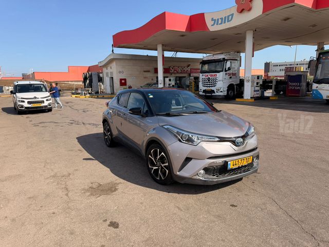 מודעת רכב טויוטה C-HR