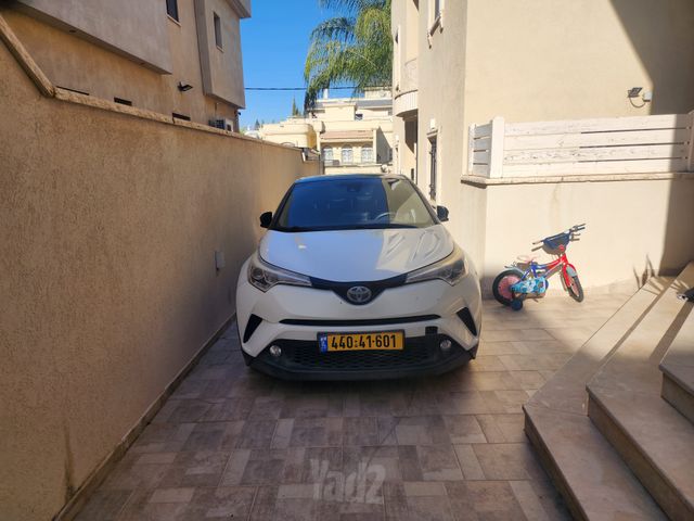 מודעת רכב טויוטה C-HR