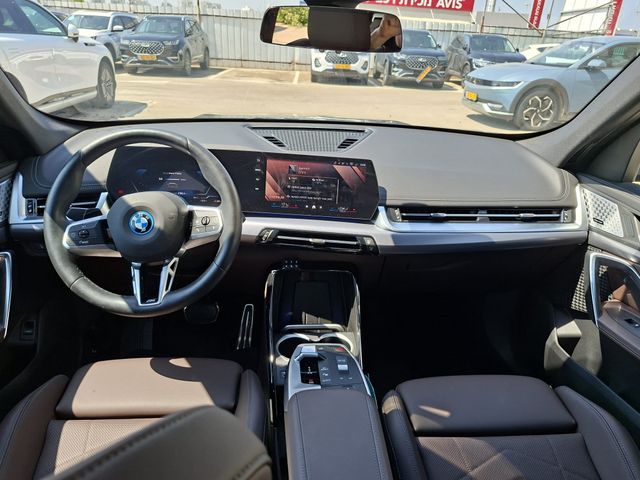 ב מ וו IX1
