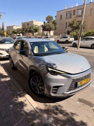לקסוס LBX
