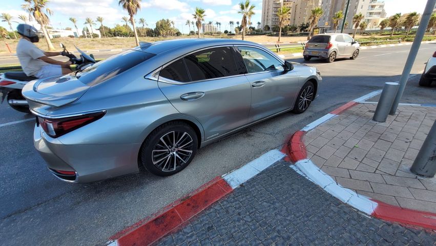 מודעת רכב לקסוס ES
