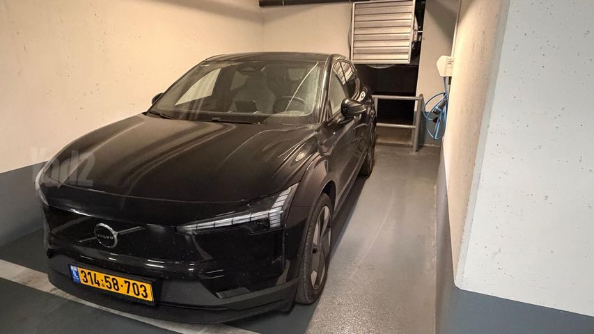 וולוו EX30