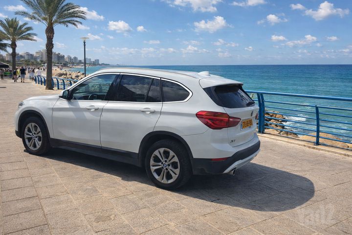ב מ וו X1