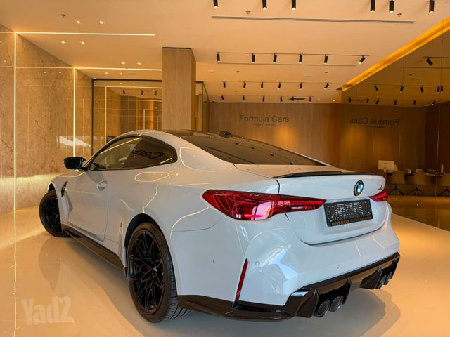 ב מ וו M4
