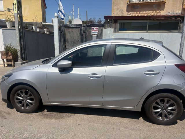 מודעת רכב מאזדה 2