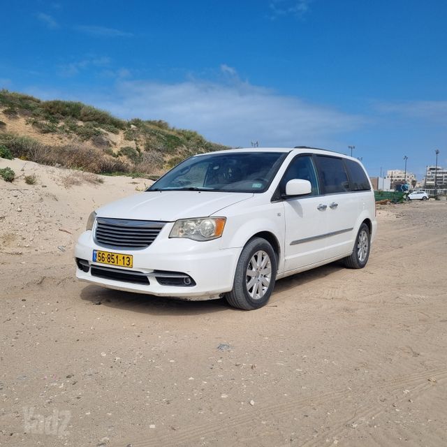 מודעת רכב קרייזלר גראנד וויאג'ר
