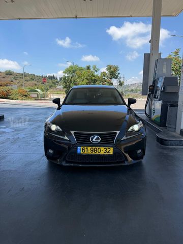 לקסוס IS