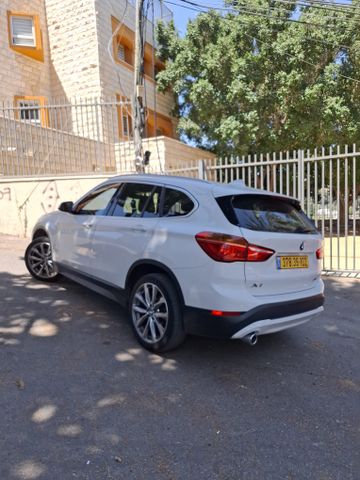 ב מ וו X1