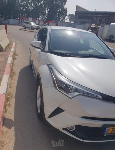 מודעת רכב טויוטה C-HR