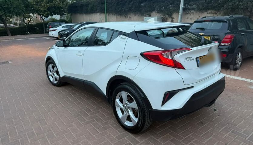 מודעת רכב טויוטה C-HR