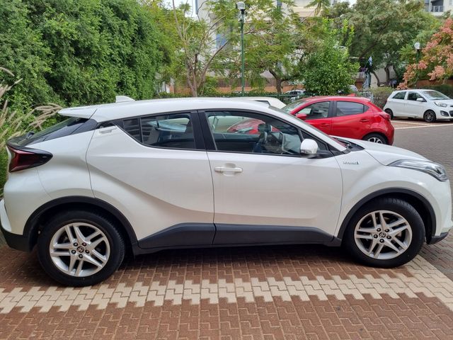 מודעת רכב טויוטה C-HR