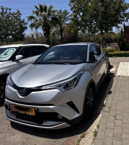 מודעת רכב טויוטה C-HR