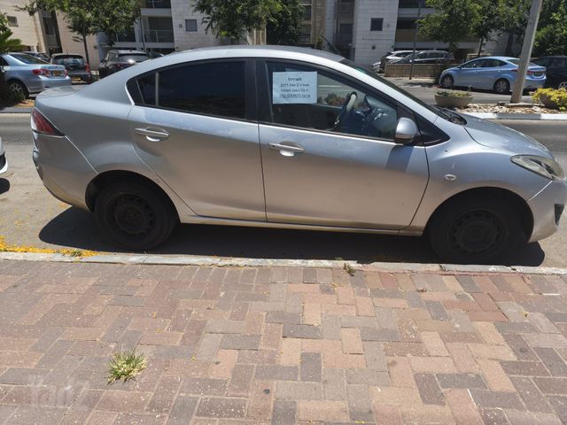 מודעת רכב מאזדה 2