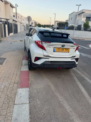 מודעת רכב טויוטה C-HR