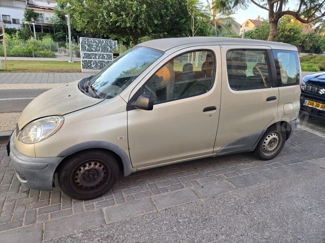 טויוטה יאריס