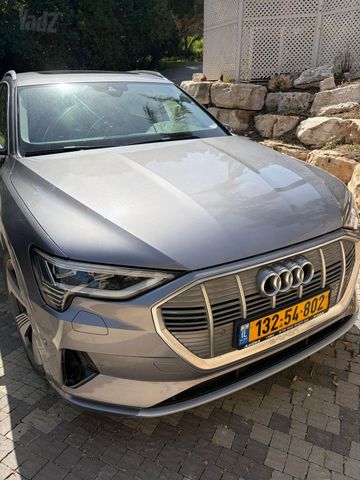 מודעת רכב אאודי E-tron