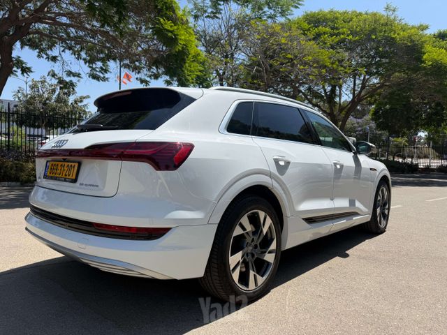 מודעת רכב אאודי E-tron 2