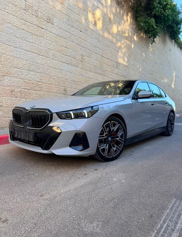 סדרה 5 4X2 M-Expressive 530e פלאג-אין אוט׳ 2.0 (190 כ״ס)