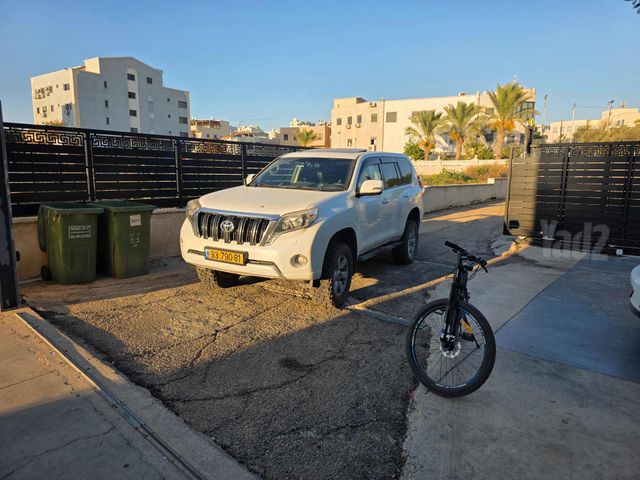 טויוטה לנד קרוזר