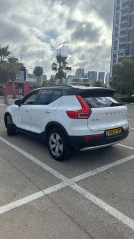 XC40 4X2 Momentum אוט׳ 2.0 (190 כ״ס)