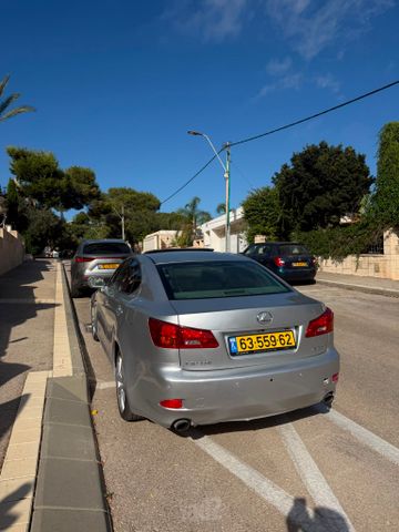 לקסוס IS