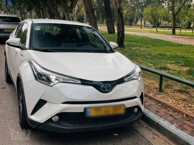 מודעת רכב טויוטה C-HR