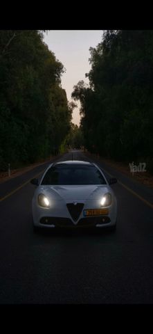 מודעת רכב אלפא רומיאו ג'ולייטה