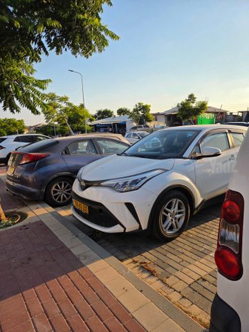 מודעת רכב טויוטה C-HR