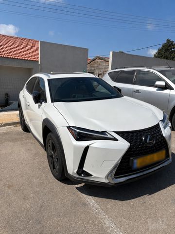 מודעת רכב לקסוס UX