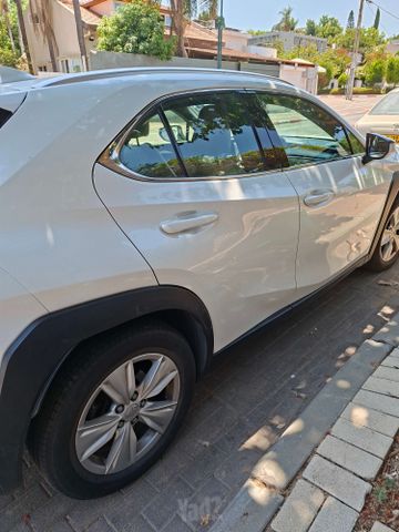 מודעת רכב לקסוס UX