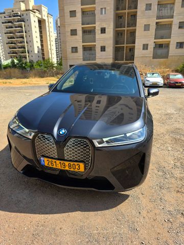 ב מ וו iX