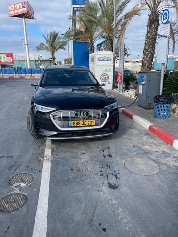 מודעת רכב אאודי E-tron