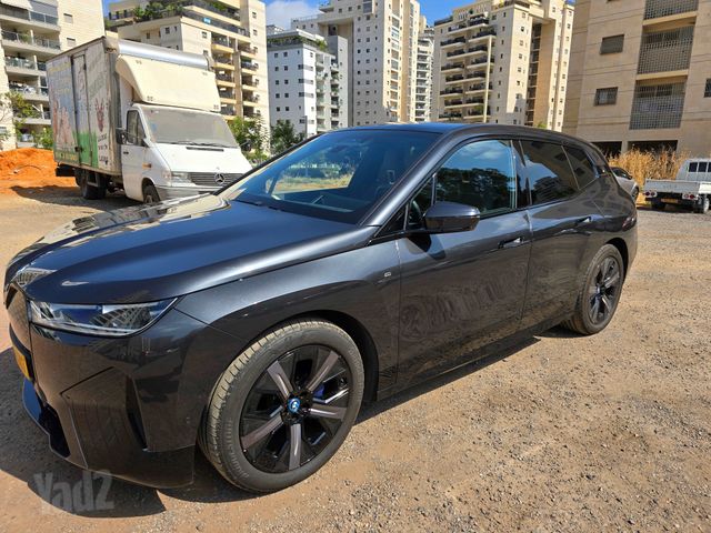 ב מ וו iX