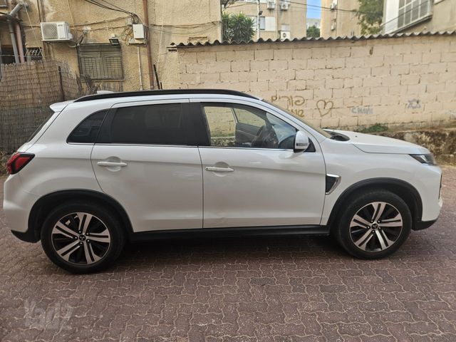 מודעת רכב מיצובישי ASX