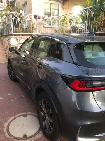 לקסוס LBX