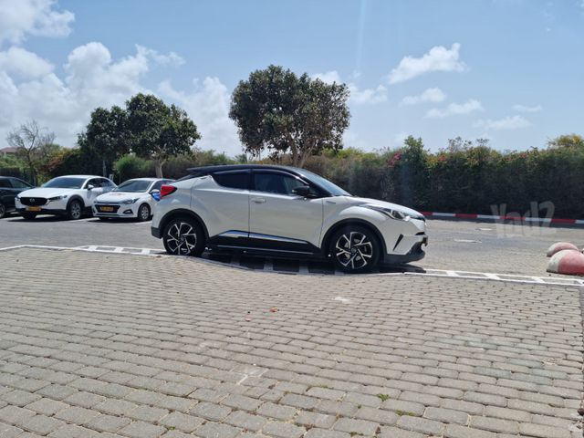 מודעת רכב טויוטה C-HR