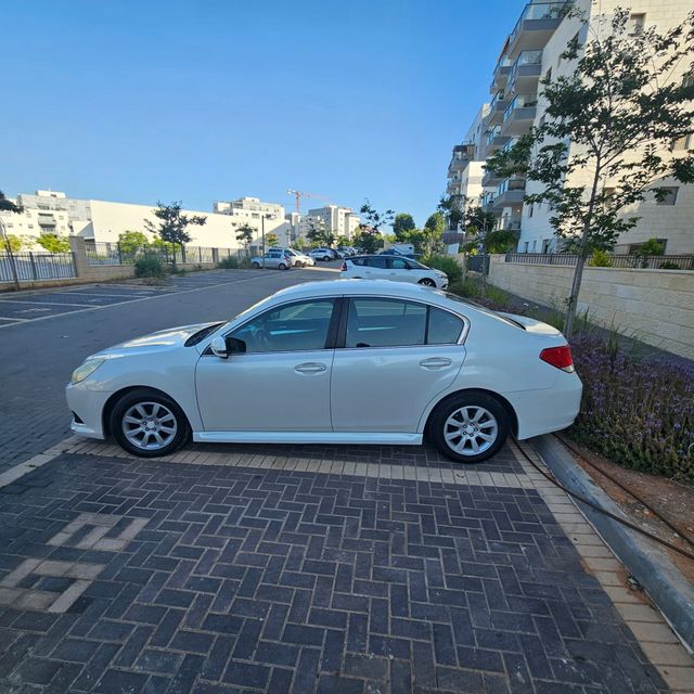 סובארו B4/לגאסי